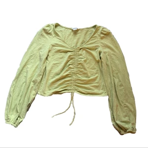 Grön topp - Grön topp från monki. Knappt använd 💕 