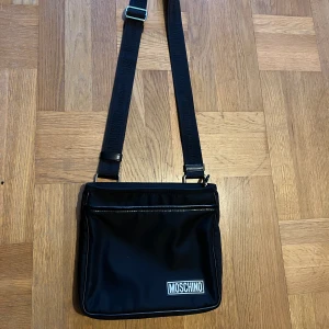 Moschino väska (Unisex) - Moschino väska. Nyskick.  Nypris 6500kr.
