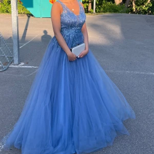 Balklänning  - Otroligt fin balklänning som glittrar och är unik. Endast använd en gång i ett par timmar. Klänningen är i storlek M men passar även S (Har själv storlek S i kläder) säljer klänningen för 3500 eftersom den är i nyskick, den är köpt för 4500.