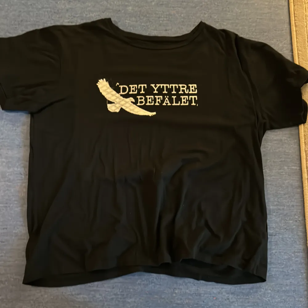 Det yttre befälet Merch gjord av bandet själva. T-shirt i bra skick.. T-shirts.