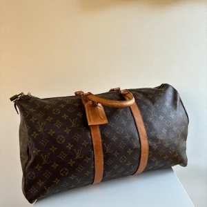 Louis Vuitton keepall  - Tja säljer nu denna feta Louis Vuitton keepallen i storlek 50. Nypris idag 25k Väskan är i toppen skick, Den är såklart ÄKTA, köpt från manér closet då det är en nära vän. Äkthetsbevis finns och kan bevisas enkelt. Skriv vid frågor eller funderingar🙌🏼