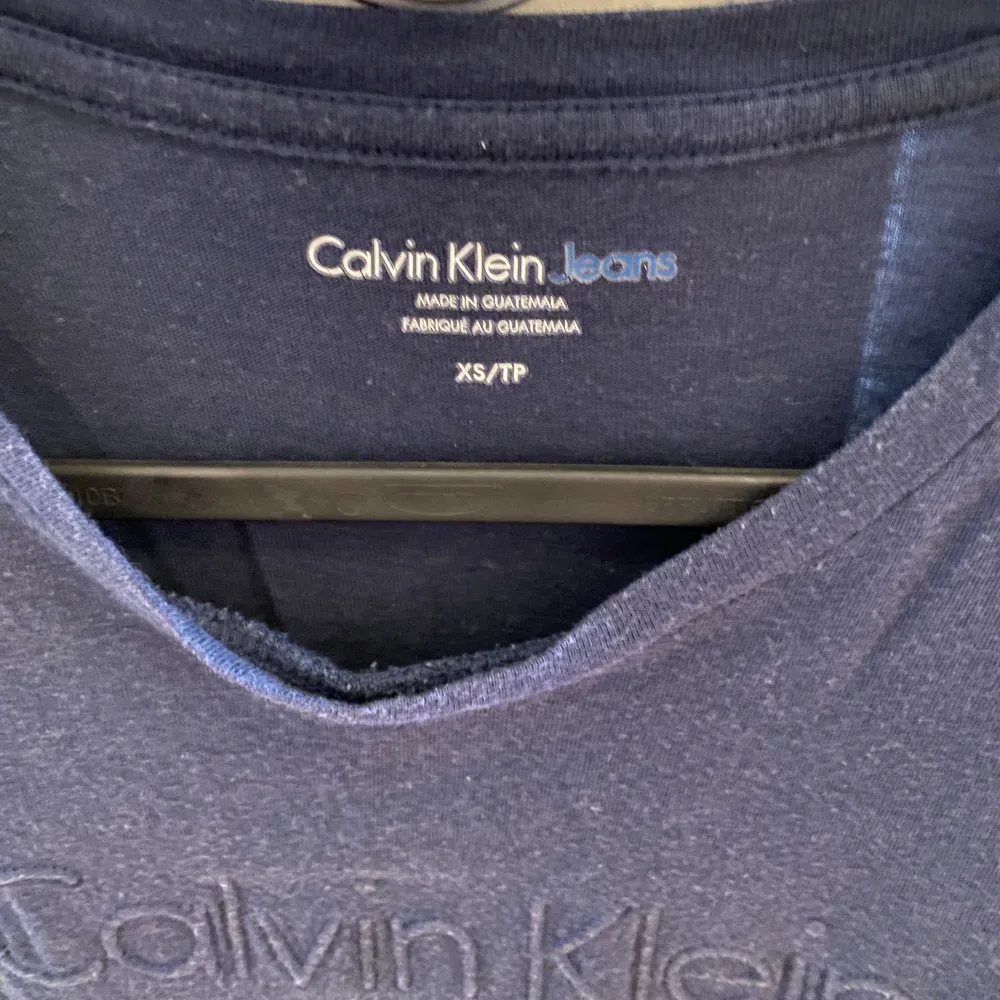 Marinblå t-shirt från Calvin Klein som använts endast några gånger! . T-shirts.