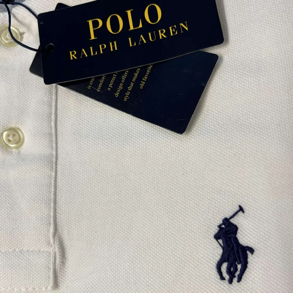 Hej! Säljer denna feta Ralph lauren pike helt oanvänd, storlek M den passar grymt nu till våren och sommaren då den har en väldigt fin vit färg som passar många outfits lappen finns kvar. Nypris 1300kr  Hör gärna av dig vid frågor! Fler bilder finns!. T-shirts.