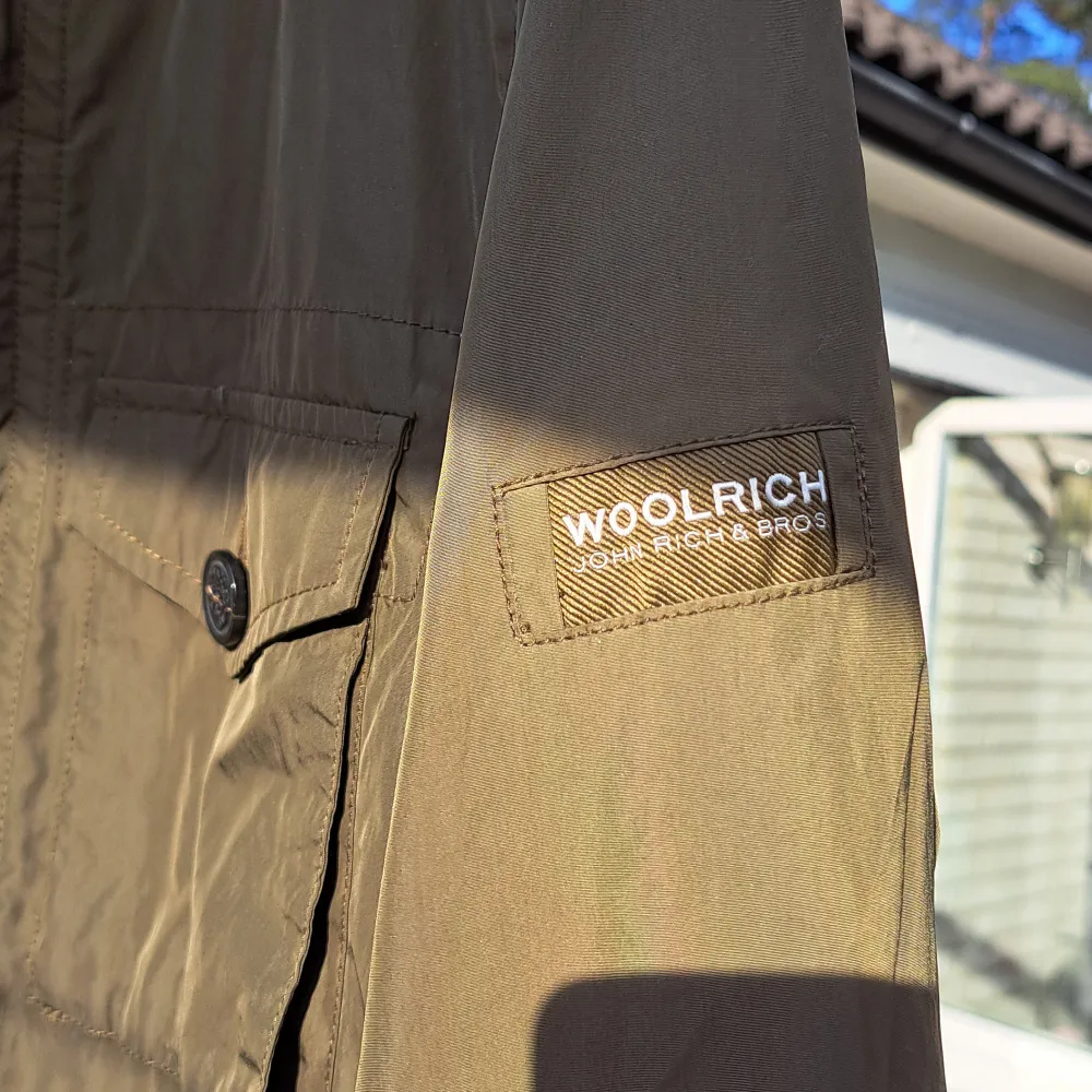 Säljer denna jackan som passar perfekt till våren ifrån märket Woolrich. Inga defekter och massor med fickor. Storlek M. Priset är diskuterbart.. Jackor.