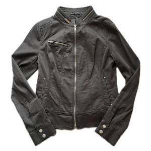 Vårjacka - Perfekt jacka till våren ☀️ Det är en tunn jacka i ett jeans-liknande material med coola detaljer. Köpt från sellpy men aldrig använd💕 Står ingen storlek men skulle säga att den sitter som en S