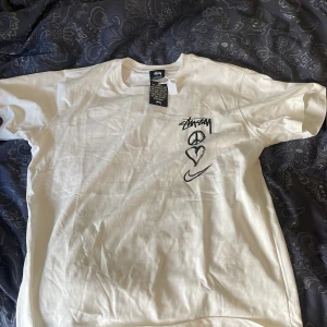 Stussy nike peace tshirt - Vit stussy tshirt i medium. Kommer med tagsen. Säljer pga för stor för mig