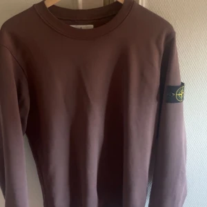 Stone island crewneck  - Hej, säljer min stone island crewneck pga inte används längre. Köpt på NK i Stockholm och är knappt använd. Kvitto finns, skick 9/10