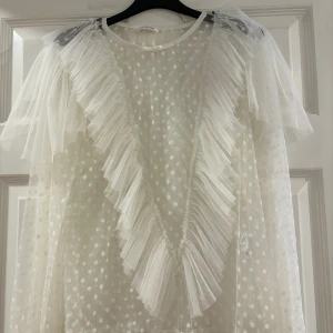 Ida Sjöstedt topp - Perfekt inför studenten🤍 endast använd en gång och upptvättad, storlek 38 men passar även xs/s🤍