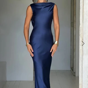 Balklänning  - Har köpt en balklänning som ej passar mig så säljer denna lappar och allt finns kvar