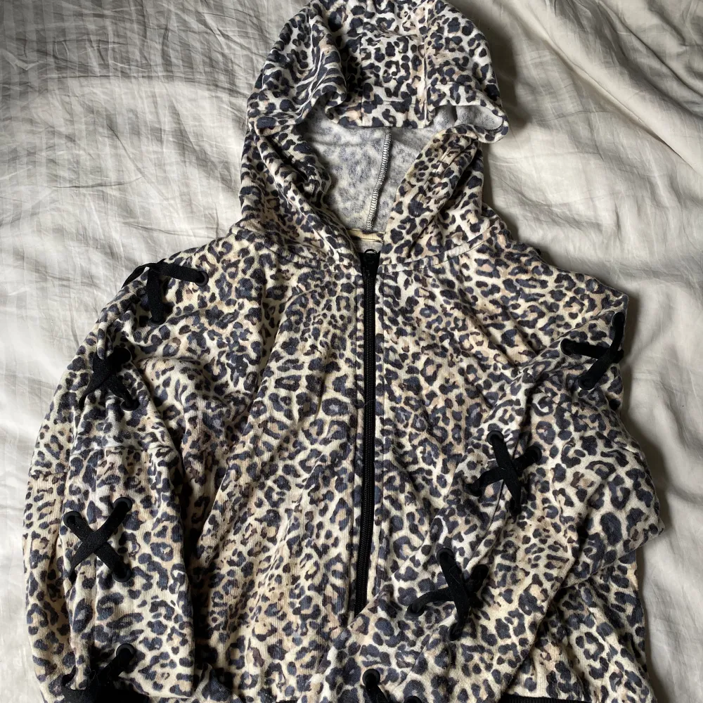 Hoodie från Victoria's secret som inte finns att köpa längre, köpt för ca 5 år sen, använd men bra skick, tunt material, snörning på armarna, lite croppad modell, stl S. Hoodies.