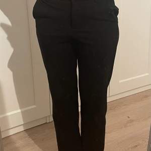 Jätte snygga Lågmidjade kostymbyxor från veromoda. Köpte för 400 kr och säljer dem eftersom dem inte kommer till Användning💕 Jag är 173 typ. Midjemåttet: 32-36cm+ stretch innerbenslängden: 74-75cm. Skriv om mer info ❤️