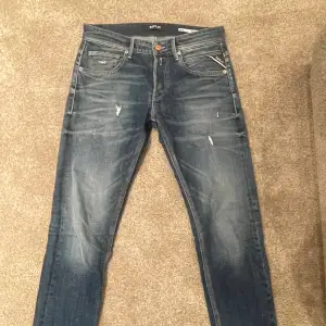 Säljer just nu dessa riktigt schyssta Replay jeans i modellen Willbi, sitter exakt som Anbass modellen. Endast använda nån enstaka gång, inga defekter, säljer då jag har 2 lika par.