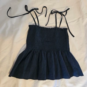 Marinblå sommartopp - Jättegullig mörkblåblå utsvängd topp. Knappt använts 