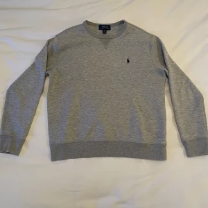 Polo Ralph Lauren sweatshirt - Kidssize L/ 14-16 år Använd men bra skick Bra kvalité