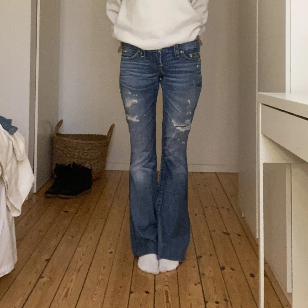 Super coola True religion jeans med igen täckta hål och snygga detaljer. Dom är i flare och jag har klippt dom längst ner för dom är var för långa. Storlek 26! Skriv gärna ifall du har frågor❤️❤️. Jeans & Byxor.