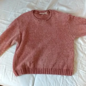 Skön tröja från Kappahl - Jätteskön tröja i mjukt material från KappAhl. Den är i stl 146/152 och säljer pga att den tyvärr blivit för liten. Den är använd men i väldigt fint skick!