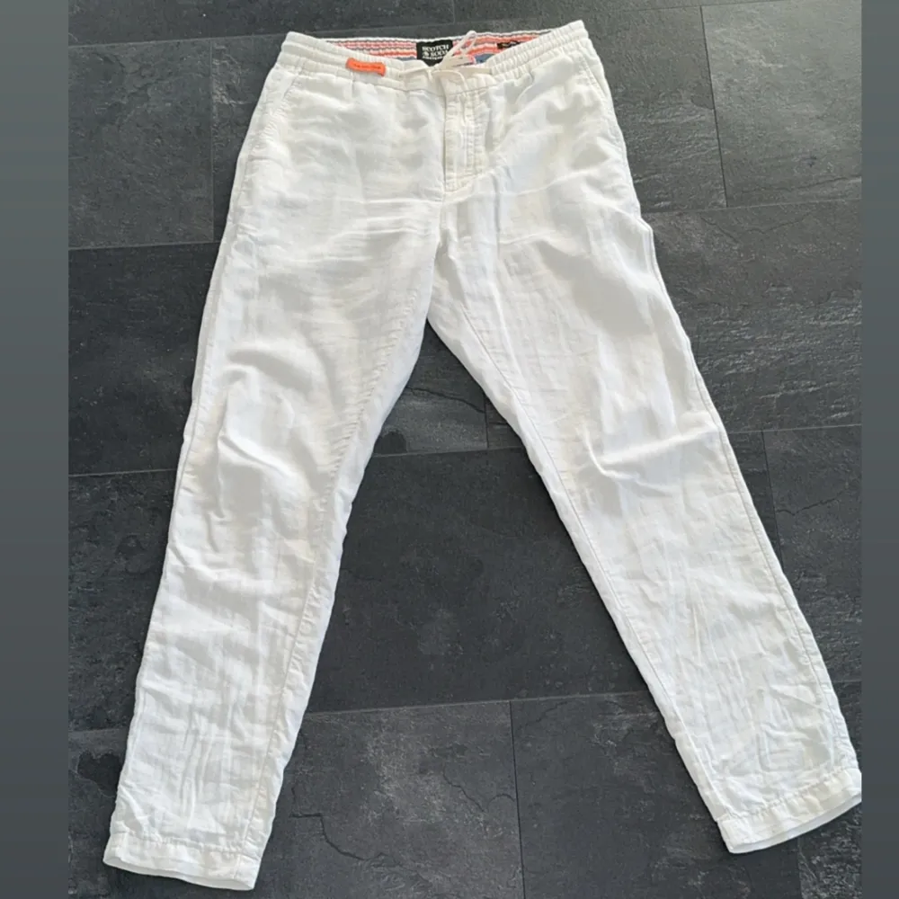 Tjena! Säljer ett par riktigt fräscha linne byxor i size S skick 10/10. Jeans & Byxor.