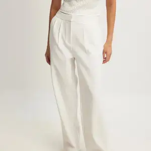 Vita lågmidjade kostymbyxor från Zara. Perfekta till sommaren. Har blivit lite smutsiga längst ner då de tar i marken på mig, i övrigt bra skick 