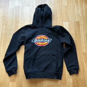 Dickies hoodie - En svart dickies hoodie i storlek small. Den är använd hyfsat mycket men i fint skick har även bytt muddar på armarna nyligen. Nypris runt 600