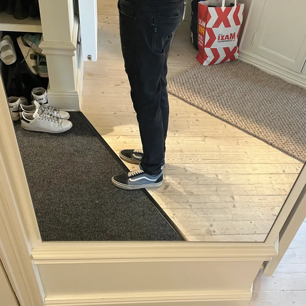 Dondup jeans svarta i storlek 30.. Jeans & Byxor.