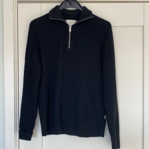 Half zip - Snygg halfzip från Jack and Jones nästan aldrig använd bara ett fåtal gånger inga defekter💯