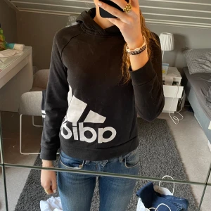 Adidas tröja - Säljer denna då den är för liten💕 storlek 140