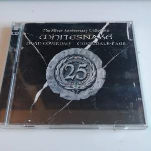 Whitesnake CD-skiva med 2 stycken CD-skivor. Bra skick hör av dig om du är intresserad eller ha nå frågor :) 