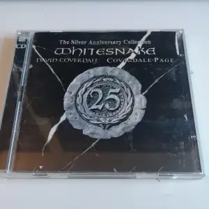 Whitesnake CD-skiva med 2 stycken CD-skivor. Bra skick hör av dig om du är intresserad eller ha nå frågor :) 