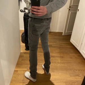 Replay jeans -  replay jeans i storleken W29 L32  Skick 8/10 en liten defekt (bild 4)