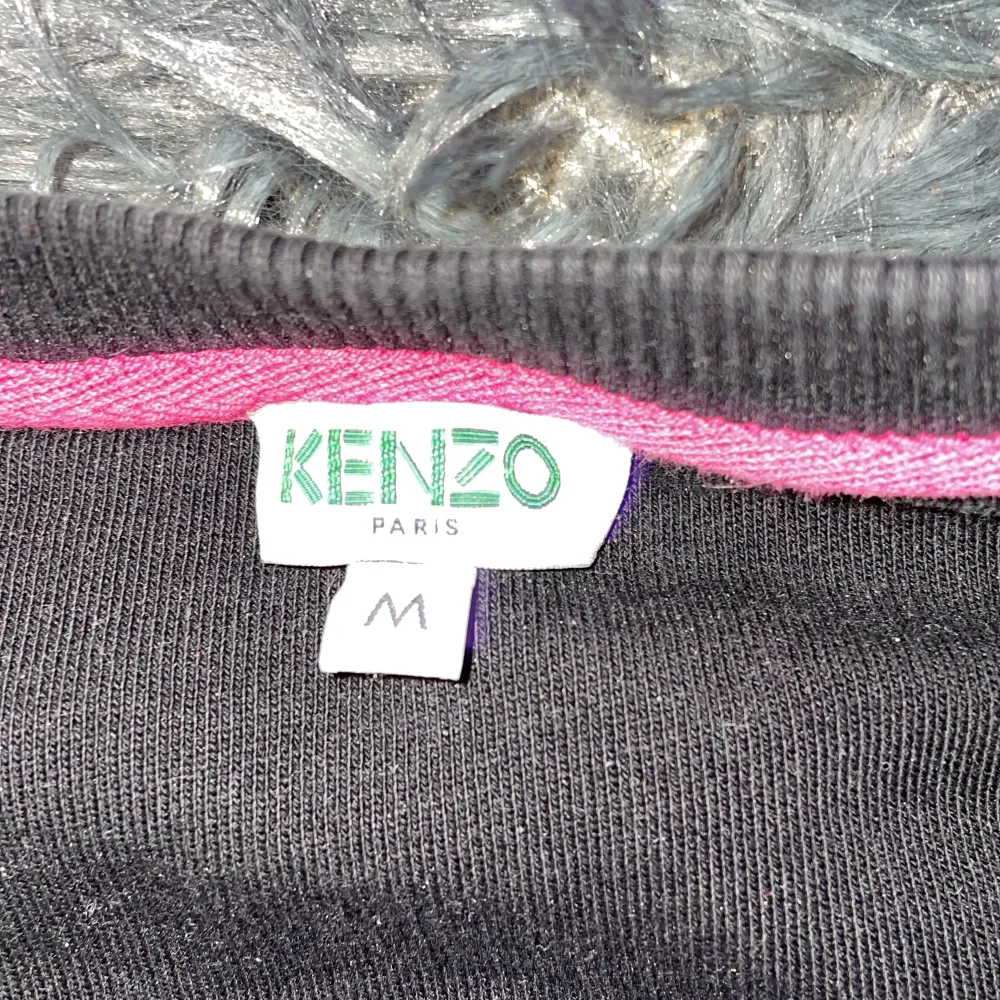 En clean kenzo Paris tröja perfekt för våren eller en skön sommarkväll. Hoodies.