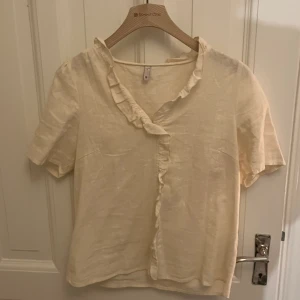 Blus i linne - Fin blus i linne men volanger💗 använd endast en gång💗