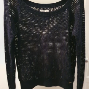 Stickad tröja med stora maskor  - Jättemysig tröja, den har stora maskor så den är igenomskinlig men annars supergosig!