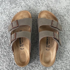 Birkenstocks - Tjena! Säljer nu mina birkenstocks som jag köpte här på plick. Dom var förstora för mig. Aldrig använda. Passar storlek 42-43 tror jag😀 