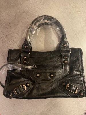 Väska - Helt ny väska som är oanvänd. Tillkommer ett axelremsband. 