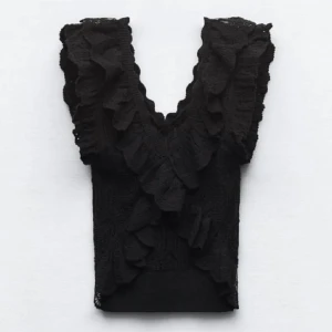 Virkad svart volang topp från zara - Säljer denna virkade svarta volang topp från zara. Jag har aldrig använt den så jätte bra skick. Skickar fler bilder om du är intresserad. Slutsåld! (Bild två för att visa hur den sitter på den är svart)