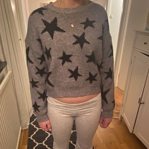 Stickad stjärn tröja - Säljer pga att den inte kommer till användning. Finns ingen lapp med storlek men passar XS-M. Pris kan diskuteras💞