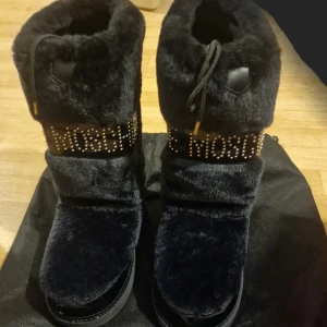Love moschino boots helt nya. - De är aldrig använt,  helt nya. Storlek 39. Äkta självklart.