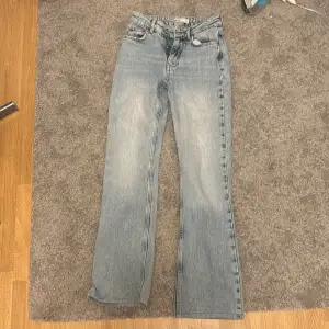 Superfina midwaist flare jeans från gina tricot. Dom är uppsydda nertill men passar mig som är ca 164 cm. 🩷
