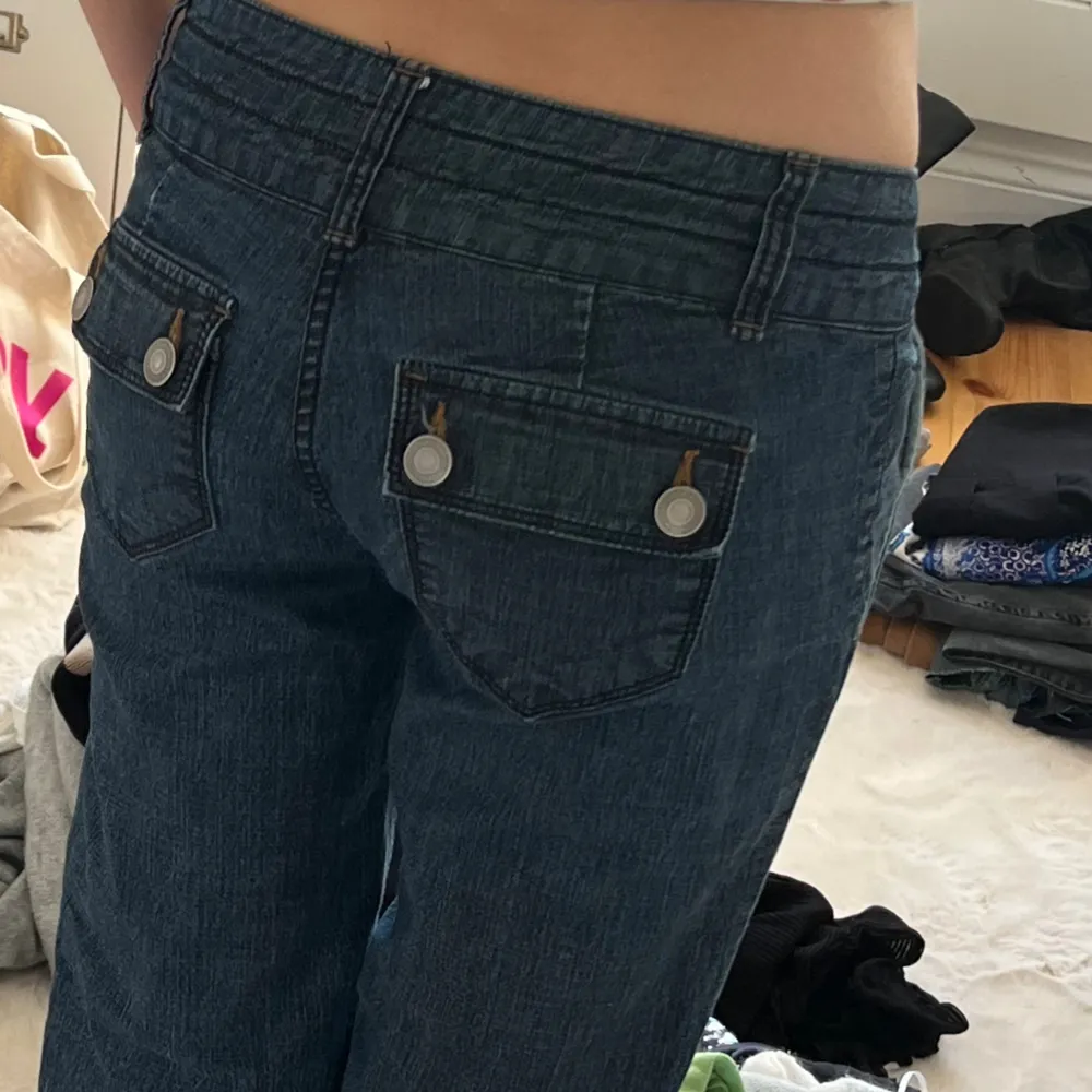 jätte mjuka jeans som tyvärr inte kommer till användning! De är lågmidjade + baggy / flare mått: innerbenslängd 83,5 cm o midja 35 rakt över!. Jeans & Byxor.