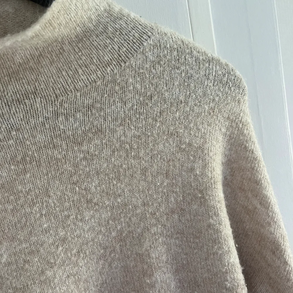 Säljer denna gosiga tröjan från Åhléns, lite nopprig där av priset💙💙ps man ser inte på bilden att den har en liten krage, kom privat för mer bilder). Stickat.