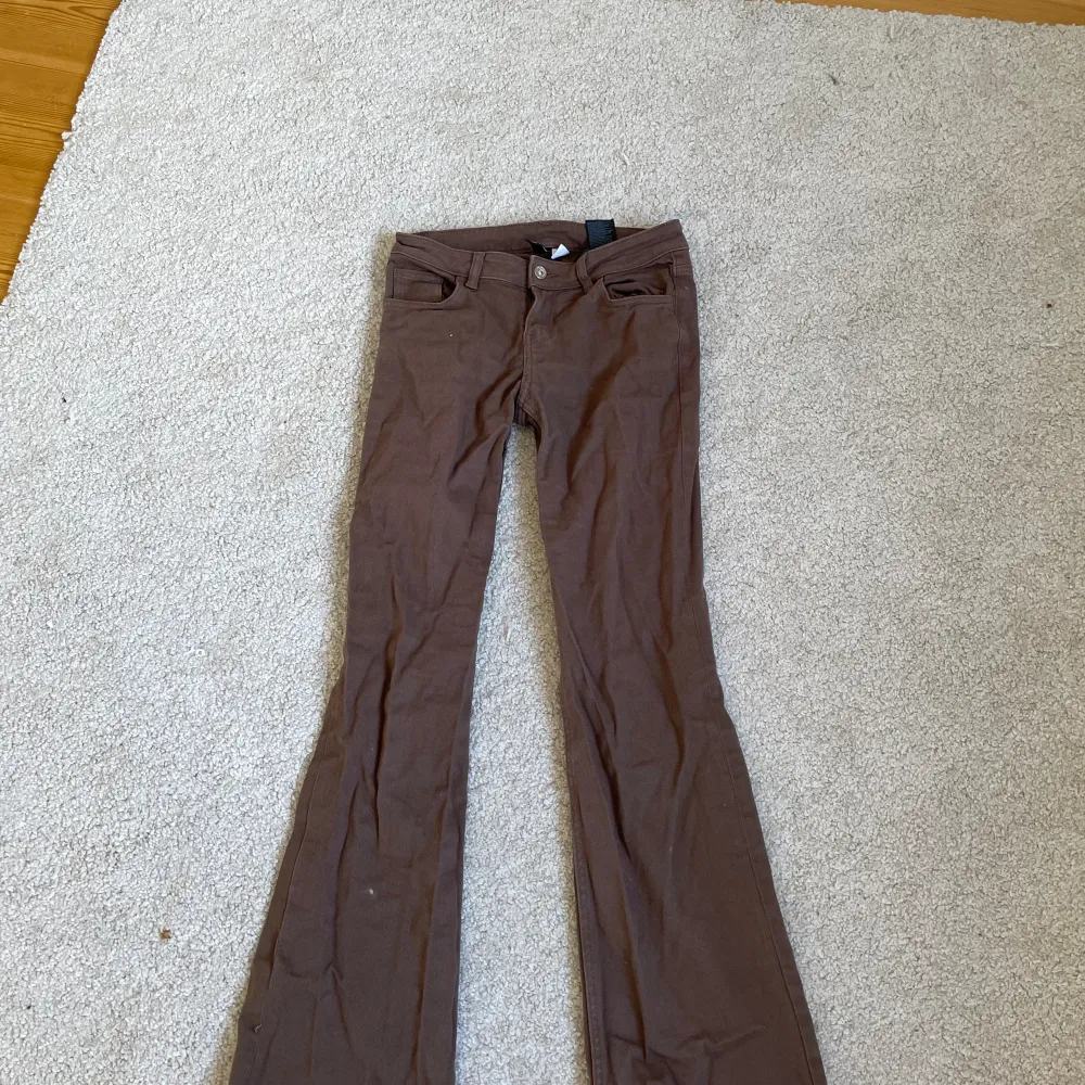 Bruna Low waist jeans från hm i stl 38. Använda ett par gånger.. Jeans & Byxor.
