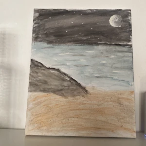 Tavla!!! - Det här är en jätte fin tavla som tog lång tid att göra. Måtten är 24x30 cm. Och tavlan föreställer en strand med ett litet berg och en fin kvällshimel. 