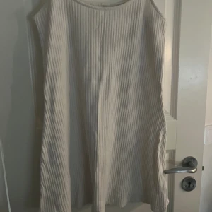 MiniKlänning - Super fin somrig mini dress..🌞 Storlek på denna är en S/M❣️ Finns såklart tecken på användning som t.ex missfärgning! 