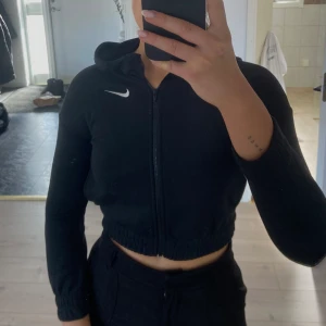Nike zip up - Fin zip up från nike, storlek M men liten i storleken passar xs/s 🫶🏼