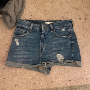 Jeans shorts  - Blåa jeans shorts i storlek 36