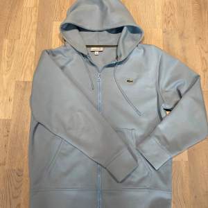Säljer min Lacoste hoodie i en snygg ljusblå färg. Storlek M. Använd men i väldigt bra skick. Hör av er vid funderingar🤝
