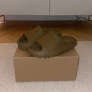 Yeezy slides ochre - Tja, säljer mina yeezy slides på grund av att de blivit för små, bra skick, helt äkta. Har bevis som ni ser på sista bilden. Köpta från sneakershyllan för 1599 kr 