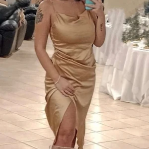 Festklänning - Använt endast en gång, klänningen sitter så bra på kroppen!