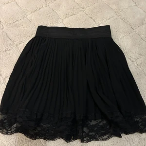 Kjol - Säljer min kjol som är i jätte bra skick. Tyvärr vet jag ej varumärket eftersom lappen är borta