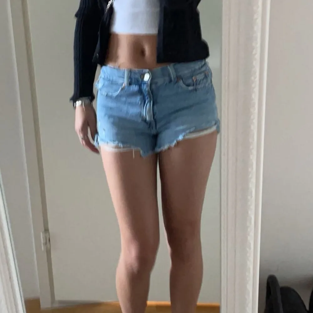 Säljer superfina jeansshorts från Zara barn. De är i strl 164 och passar xs-s. Ljusblåa. Midwaist 💕 hör av er💕 . Shorts.